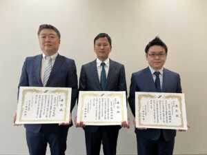 東大阪商工会議所にておこなわれた表彰式の受賞者の集合写真